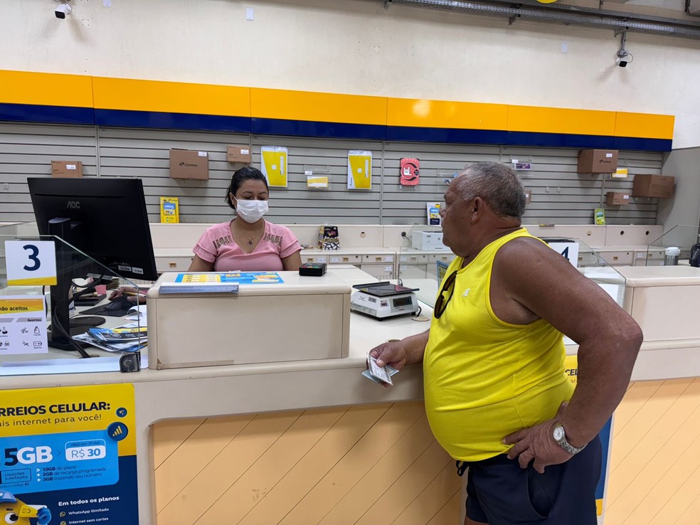 Pessoas sendo atendidas nos Correios