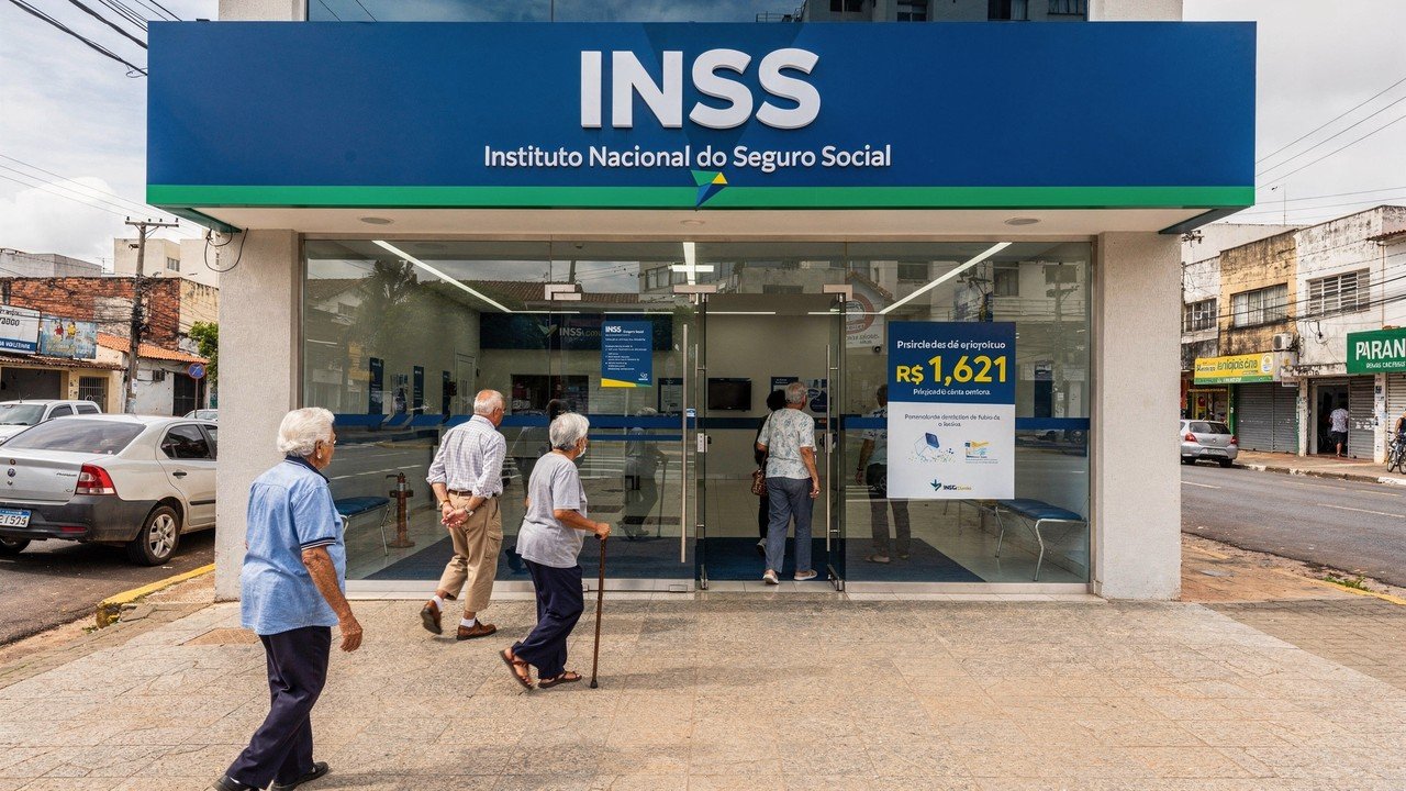 Aposentados recebem aviso do INSS: depósito cai na conta já ...